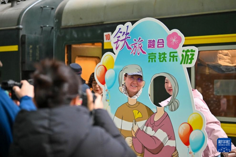 天津駅のプラットホームで記念寫真を撮影する旅客たち（3月15日撮影?孫凡越）。