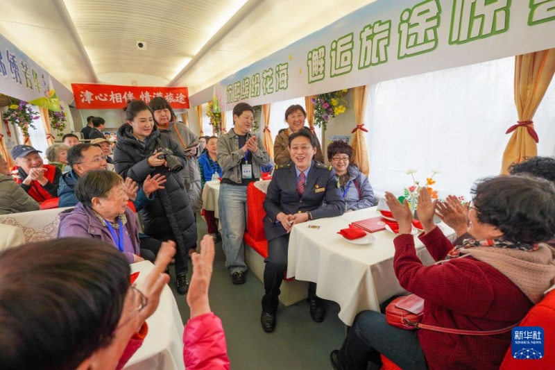 車內(nèi)でパフォーマンスを鑑賞する旅客たち（3月15日撮影?孫凡越）。