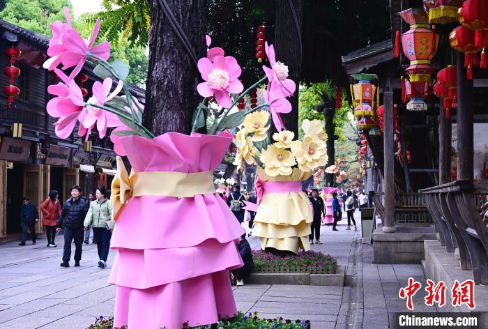 木の幹に巨大造花添え「花束」に　福建省福州