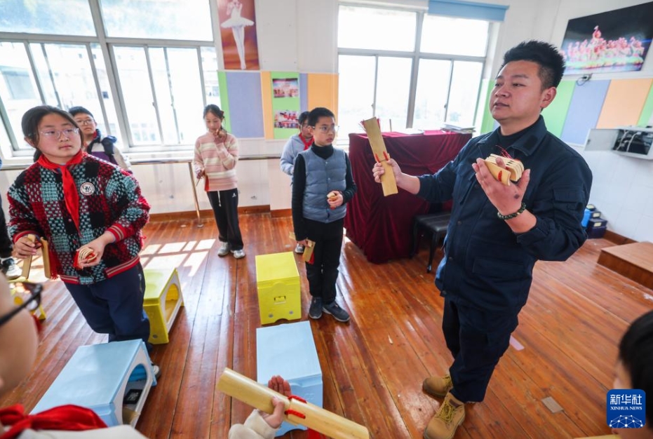 東和郷小學(xué)校西路亂弾伝承特別クラスで、教師の指導(dǎo)を受け西路亂弾竹板を?qū)Wぶ児童（3月18日撮影?徐昱）。