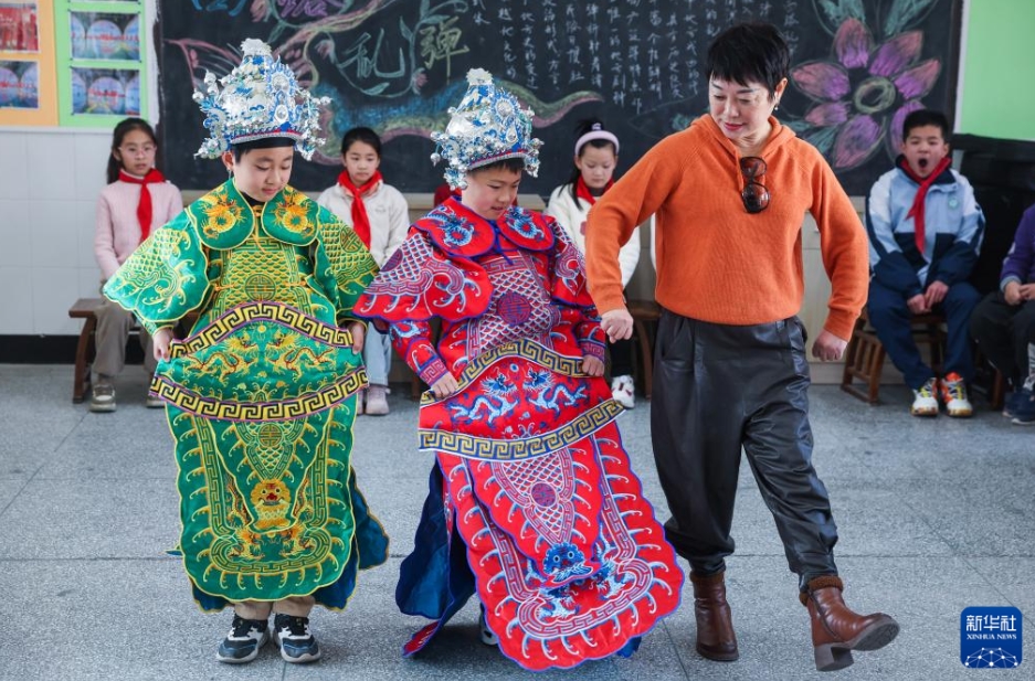 農(nóng)村の學(xué)校で、伝統(tǒng)演劇の特別クラス　浙江省