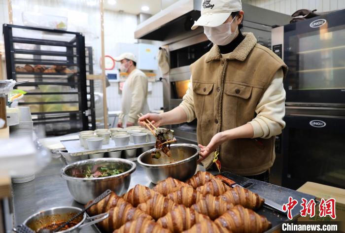 ドクダミの根のピリ辛和え入りクロワッサンサンドが話題に 四川省成都市