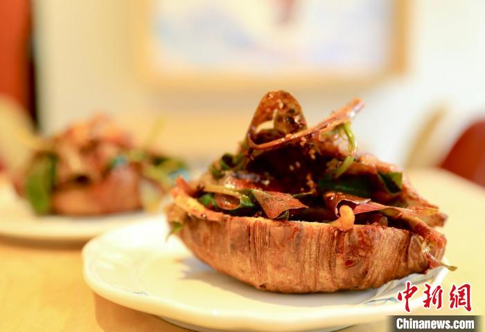 ドクダミの根のピリ辛和え入りクロワッサンサンドが話題に 四川省成都市