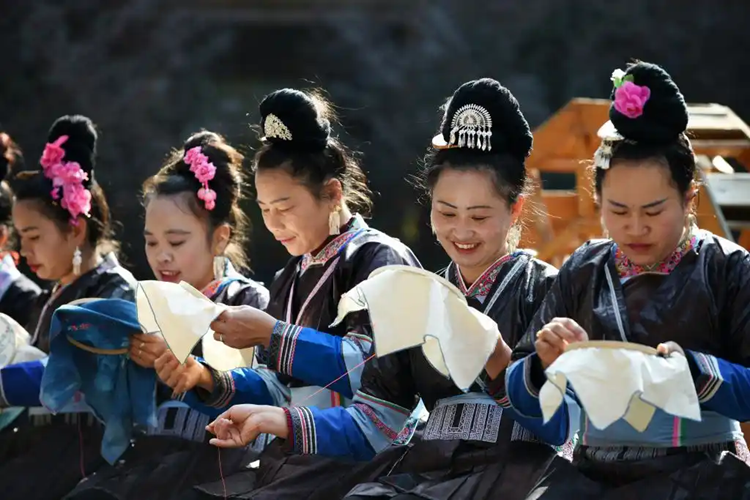 花を刺繍する侗族の女性たち（撮影?楊文斌）。