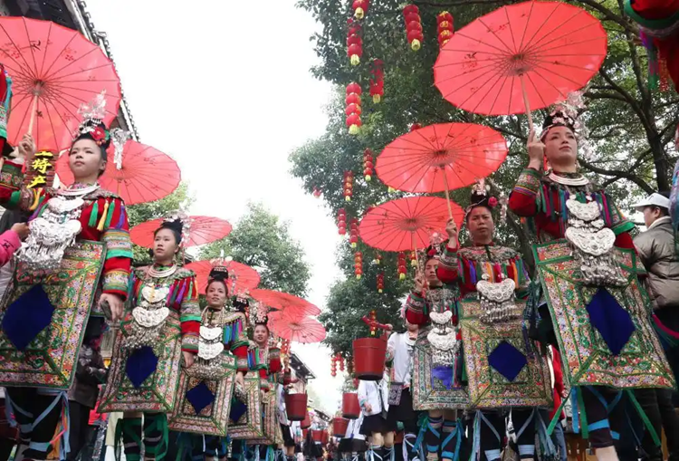 肇興侗寨で盛大に行われる侗族の新年を祝うパレード（撮影?楊代富）。