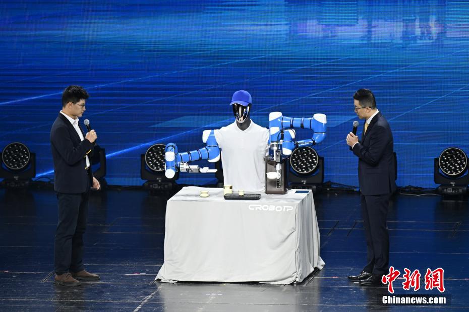 四川省がAI産業(yè)チェーン製品を発表　複數(shù)のロボットが一斉にお披露目