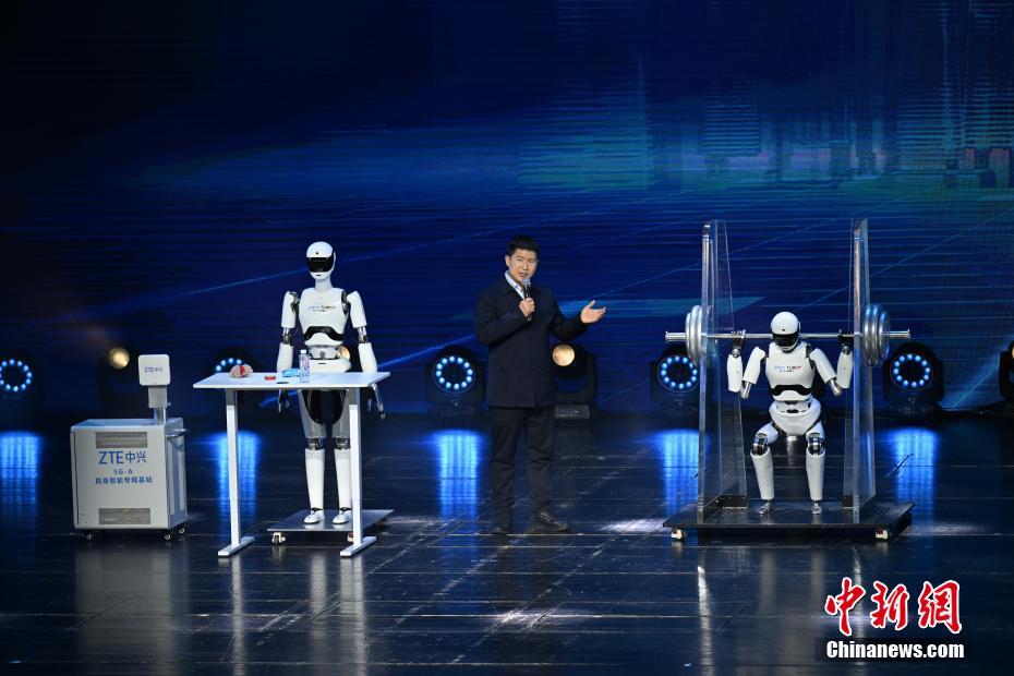 四川省がAI産業(yè)チェーン製品を発表　複數(shù)のロボットが一斉にお披露目