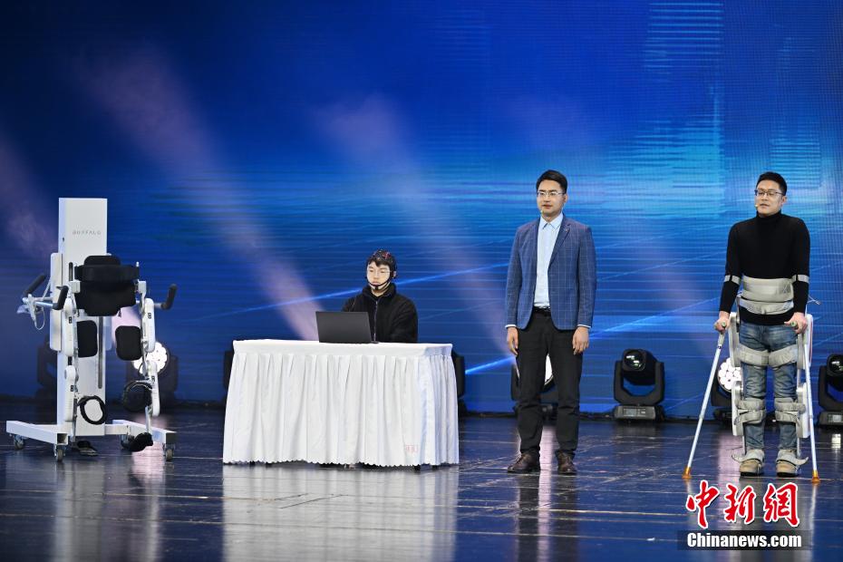 四川省がAI産業(yè)チェーン製品を発表　複數(shù)のロボットが一斉にお披露目