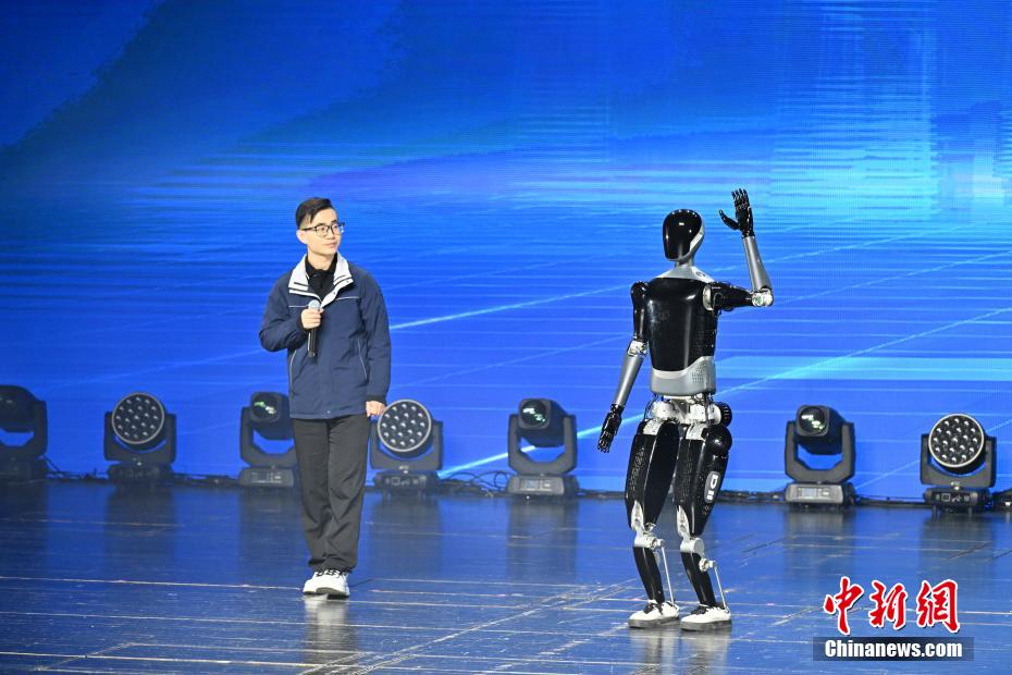 四川省がAI産業(yè)チェーン製品を発表　複數(shù)のロボットが一斉にお披露目