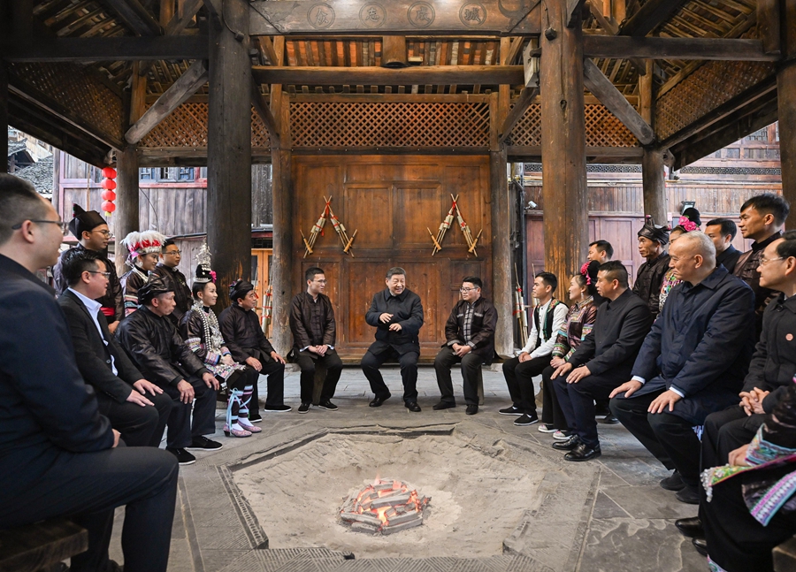 17日、黔東南州黎平県肇興侗寨の視察時(shí)、信団鼓樓で村の幹部や村民代表と囲爐裏を囲んで座り、農(nóng)村の全面的な振興について語(yǔ)り合う習(xí)総書記。（撮影?謝環(huán)馳）