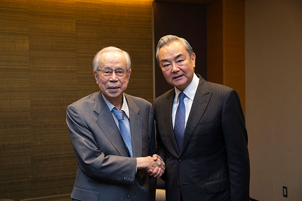 王毅氏が日本の福田康夫元首相と會談