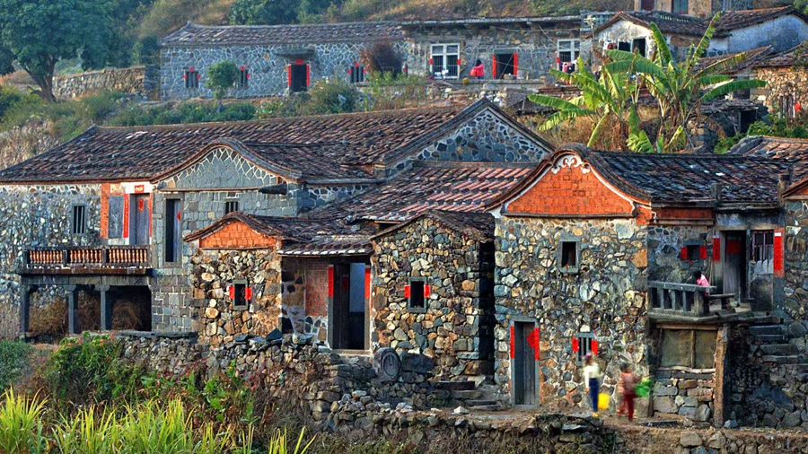 様々な色合いの石で作られた民家（寫(xiě)真提供?福建省泉州市泉港區(qū)涂嶺鎮(zhèn)人民政府）。