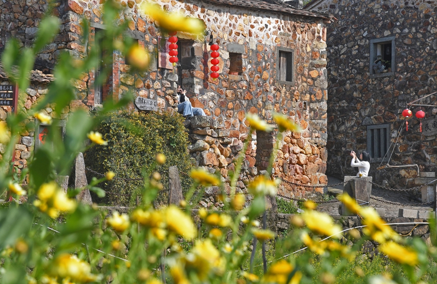 樟腳村で寫(xiě)真を撮影する女性（寫(xiě)真提供?福建省泉州市泉港區(qū)委宣伝部）。
