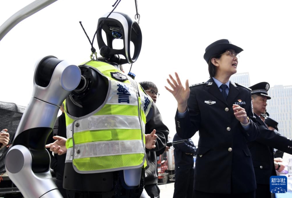 警察ロボットが法律啓蒙週間イベントに登場　山東省青島