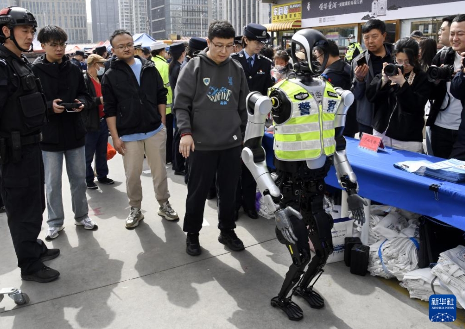 警察ロボットが法律啓蒙週間イベントに登場　山東省青島