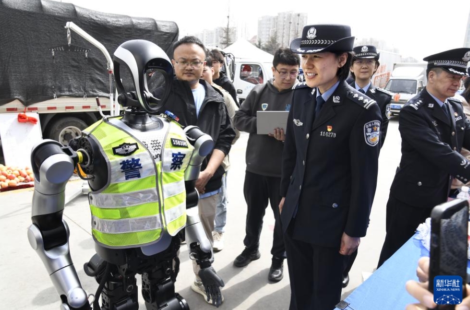 警察ロボットが法律啓蒙週間イベントに登場(chǎng)　山東省青島