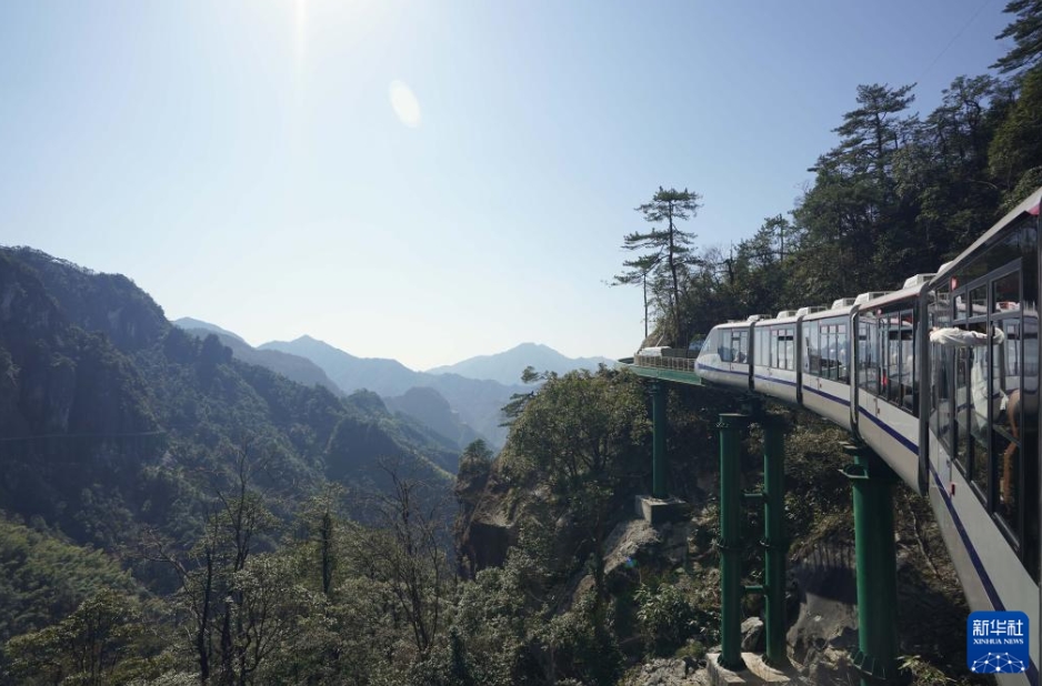 大自然の景色を満?jiǎn)摔扦虢魇·螖嘌陆~壁を走るモノレール