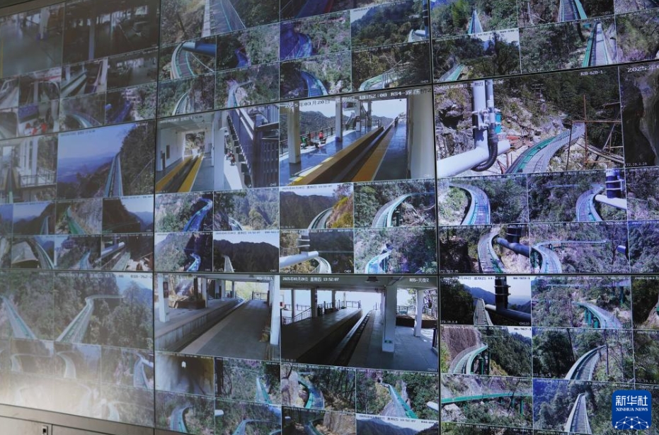 大自然の景色を満?jiǎn)摔扦虢魇·螖嘌陆~壁を走るモノレール