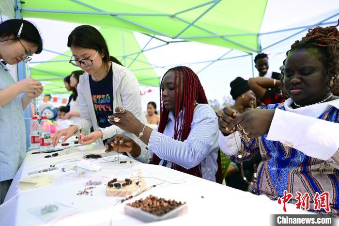 福州の大學(xué)で國際文化フェスティバル　福建省