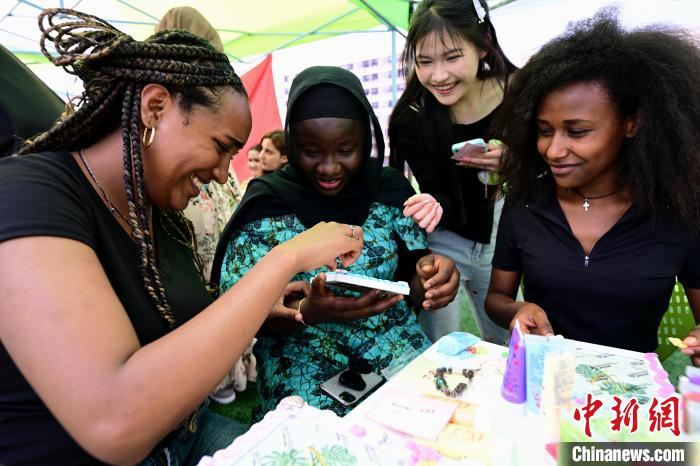 福州の大學(xué)で國際文化フェスティバル　福建省