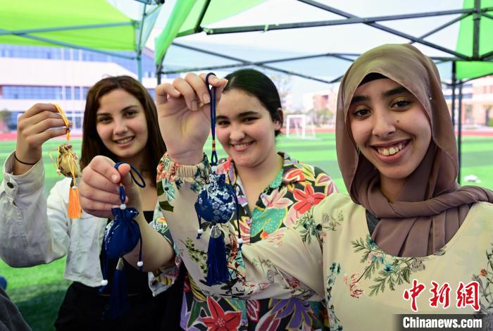 福州の大學(xué)で國際文化フェスティバル　福建省