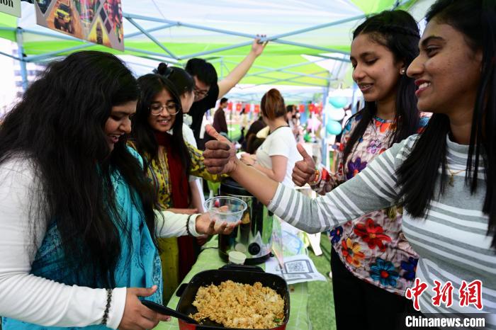 福州の大學(xué)で國際文化フェスティバル　福建省