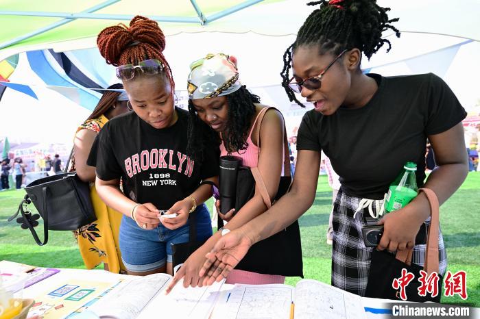 福州の大學(xué)で國際文化フェスティバル　福建省