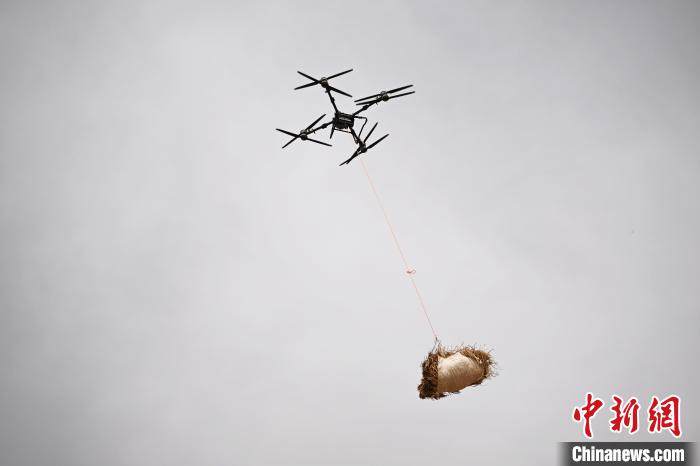 ドローンで築く「砂防の長城」　甘粛省金塔