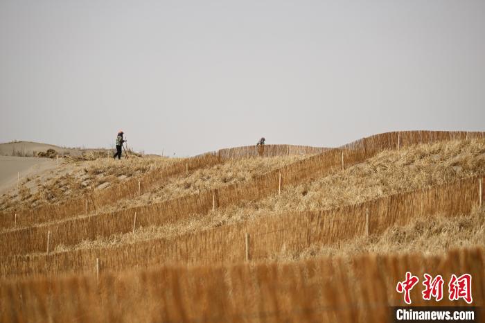 ドローンで築く「砂防の長城」　甘粛省金塔