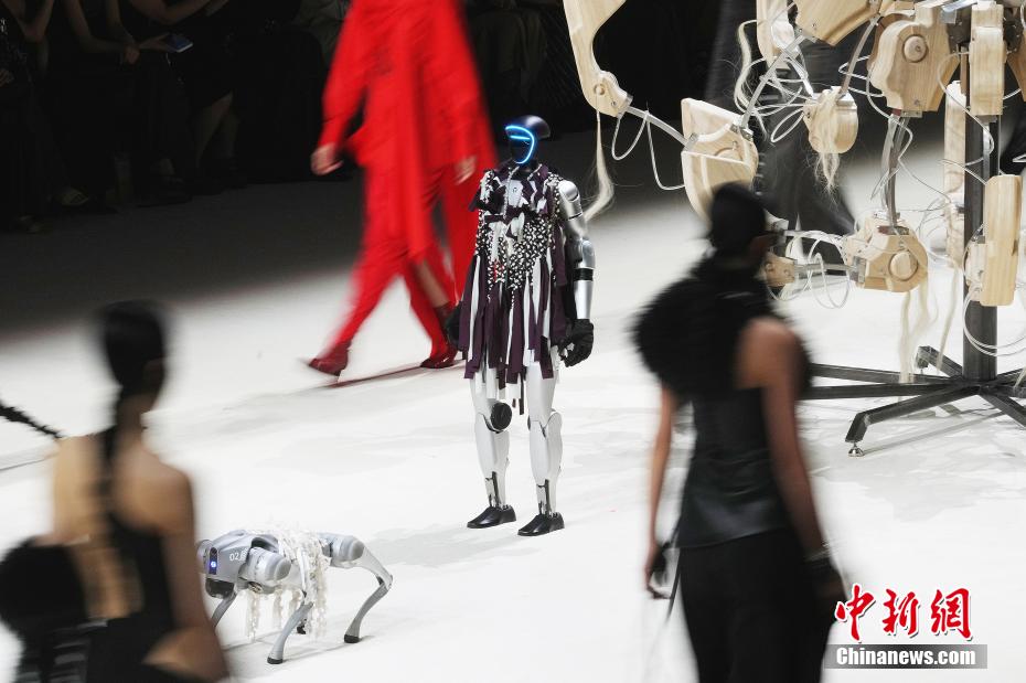 人型ロボットが上海ファッションウィークにデビュー