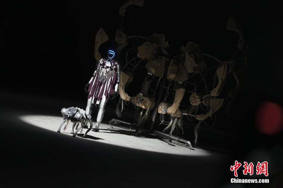 人型ロボットが上海ファッションウィークにデビュー