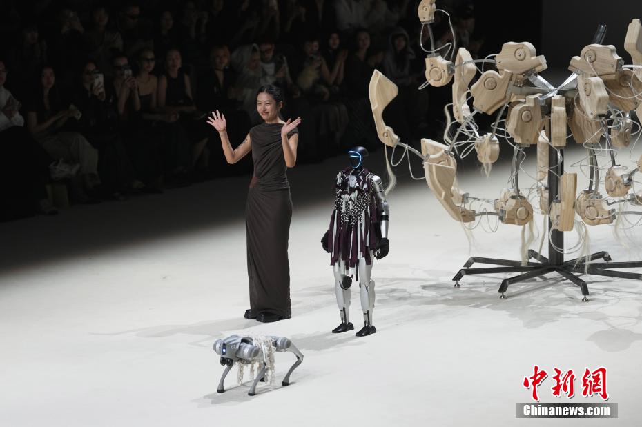 人型ロボットが上海ファッションウィークにデビュー