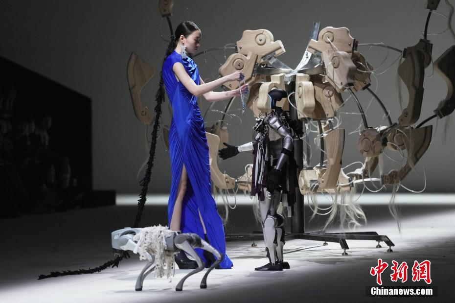 人型ロボットが上海ファッションウィークにデビュー
