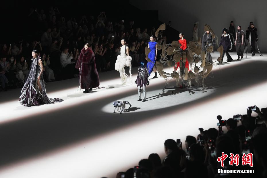 人型ロボットが上海ファッションウィークにデビュー