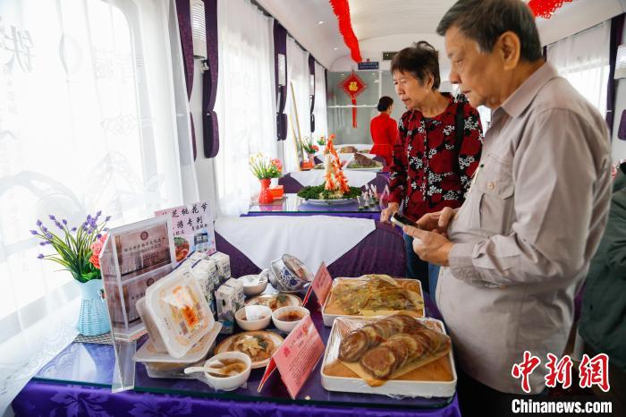 青海－西蔵林芝直行観光列車に伝統(tǒng)グルメが登場