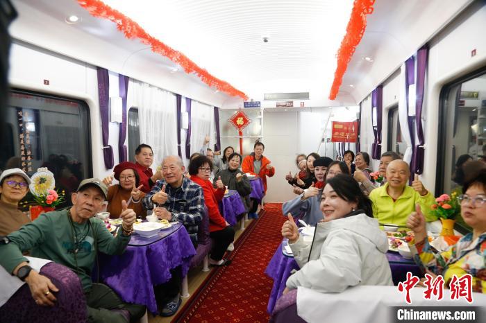 青海－西蔵林芝直行観光列車に伝統(tǒng)グルメが登場