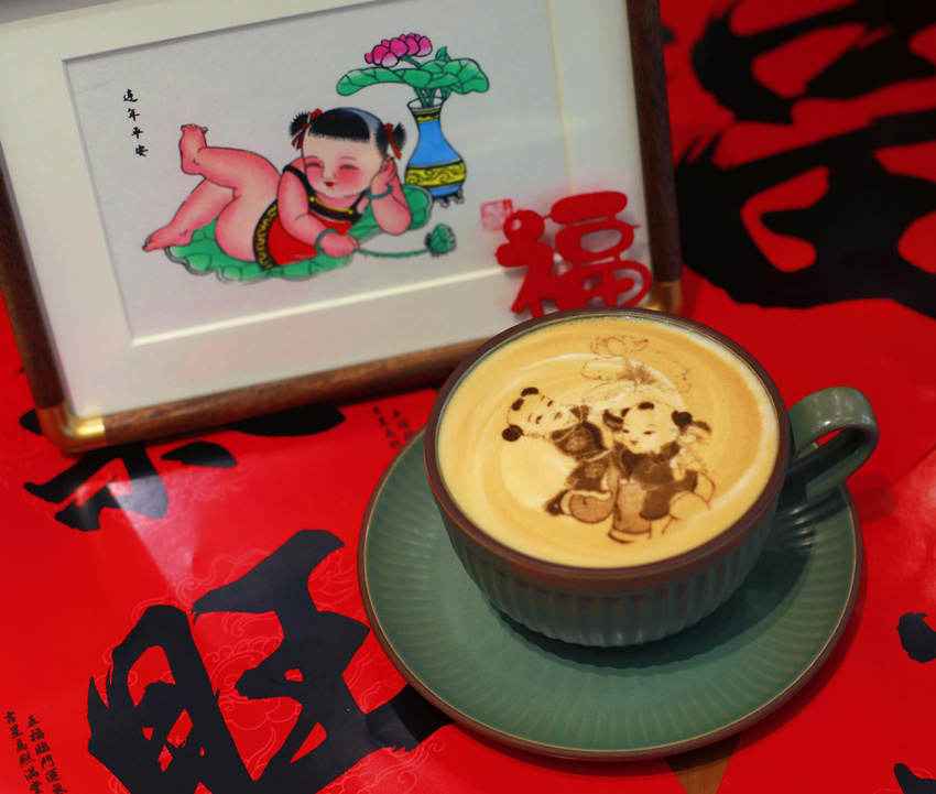 年畫カフェラテ（寫真提供?綿竹市金申文化旅游開発有限公司）。
