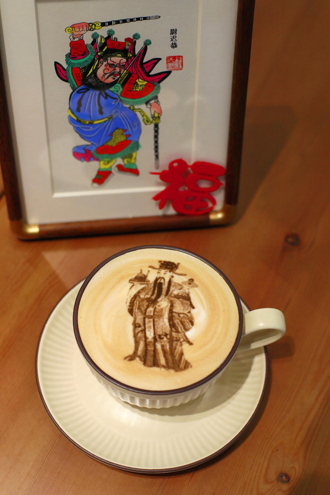 「財神」のラテアート（寫真提供?綿竹市金申文化旅游開発有限公司）。