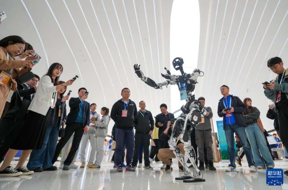 中関村フォーラム年次総會でロボットが活躍　北京