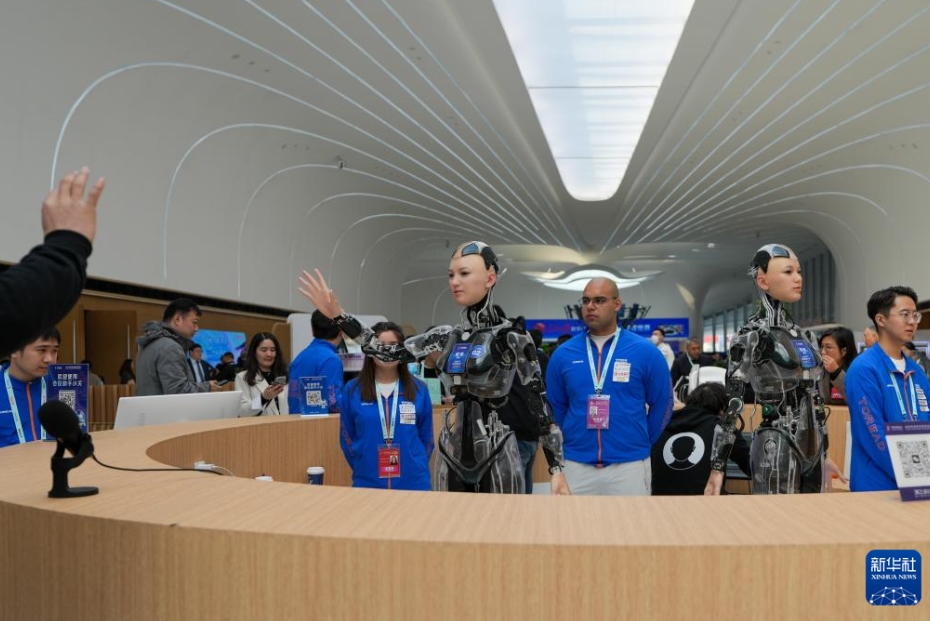 中関村フォーラム年次総會(huì)でロボットが活躍　北京