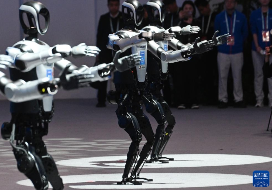 中関村フォーラム年次総會(huì)でロボットが活躍　北京