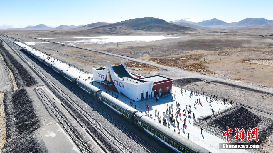 観光客に人気の世界一標(biāo)高の高い鉄道駅　青海省