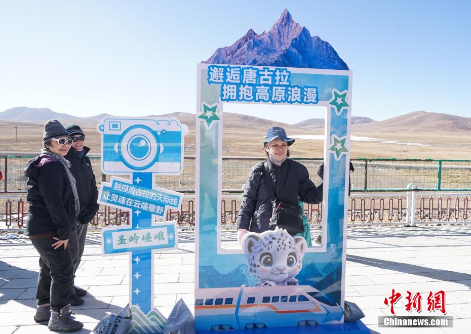 観光客に人気の世界一標(biāo)高の高い鉄道駅　青海省