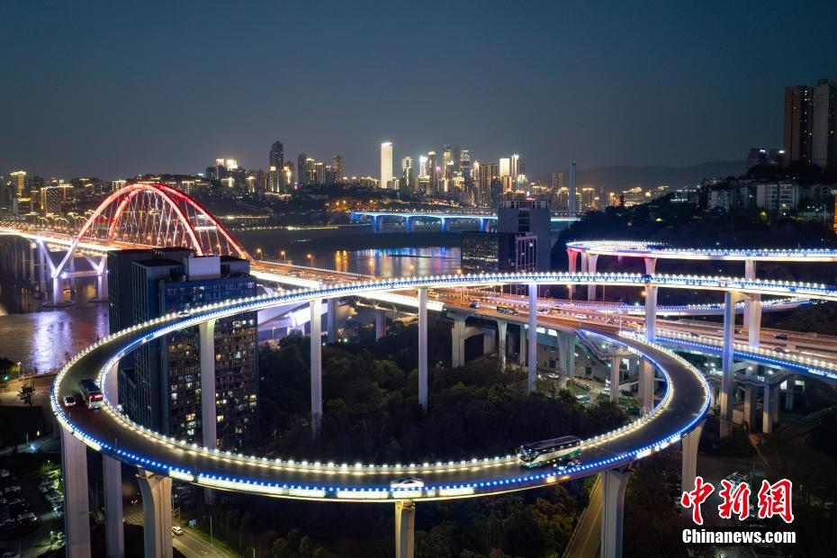 重慶に広がる「サイバーパンク」風(fēng)の夜景