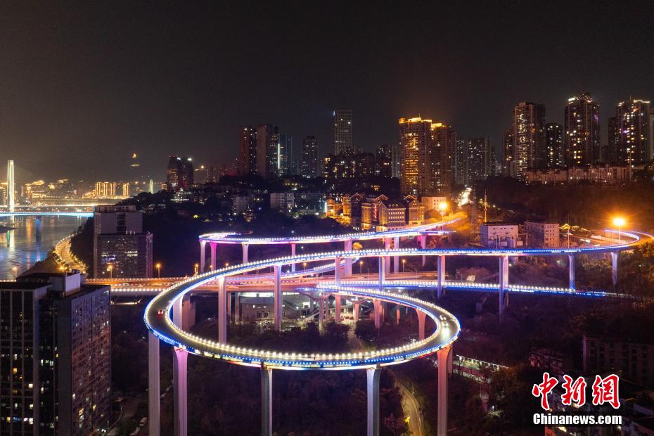 重慶に広がる「サイバーパンク」風(fēng)の夜景