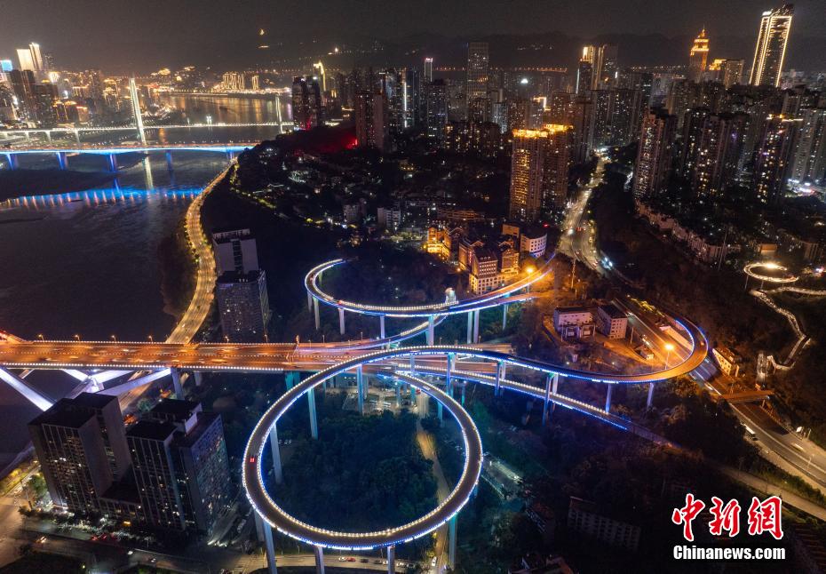 重慶に広がる「サイバーパンク」風(fēng)の夜景