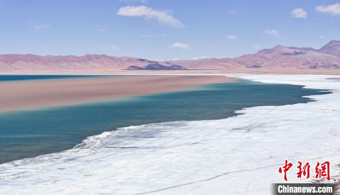 錯那湖に広がる2色の湖水が交わる景観　西蔵?安多
