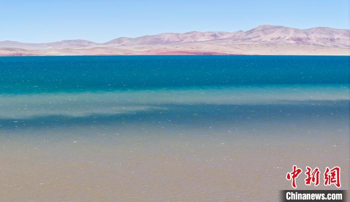 錯(cuò)那湖に広がる2色の湖水が交わる景観　西蔵?安多