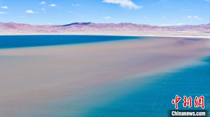 錯那湖に広がる2色の湖水が交わる景観　西蔵?安多