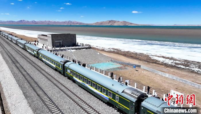 錯(cuò)那湖に広がる2色の湖水が交わる景観　西蔵?安多